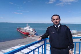 “Sé el marinero de tu propia vida, nunca sueltes el timón para recalar a tu destino” “Sé el marinero de tu propia vida, nunca sueltes el timón para recalar a tu destino”